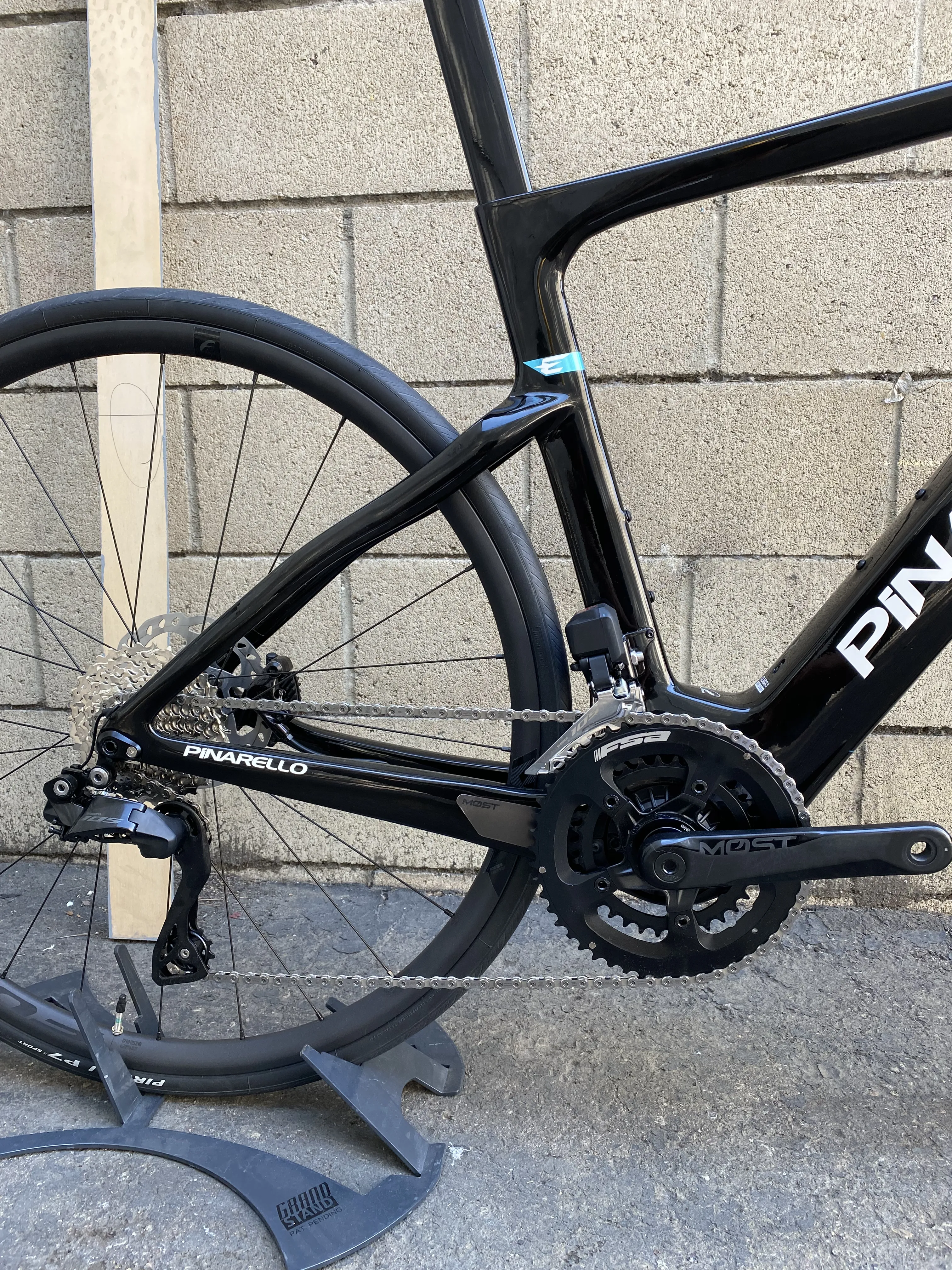 2024 Pinarello NYTRO Road E5 105 Di2